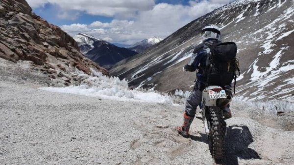 С своите 6893 м вулканът Невадо Охос дел Саладо често се използва от онези, които искат да достигнат максимална надморска височина, докато шофират превозно средство. Той се намира на границата между Аржентина и Чили и е много по-достъпен от повечето хималайски планини. Миналия декември беше изкачен от екип Metzeler, воден от Салво Пениси, който достигна 6027 метра за по-малко от 24 часа с четири BMW R 1300 GS. Преди няколко седмици обаче испанецът Пол Тарес издигна Yamaha Ténéré 700 World Raid GYTR до 6677 метра, като обяви, че е бил рекорда за надморска височина, постигнат с двуцилиндров двигател. 
В действителност Гинес не прави разграничение между категориите мотоциклети. Затова в момента рекордът за надморска височина, достигната с мотоциклет, е 6546 м. Принадлежи на швейцареца Иржи Зак, който го покори на 16 февруари 2020 г. 